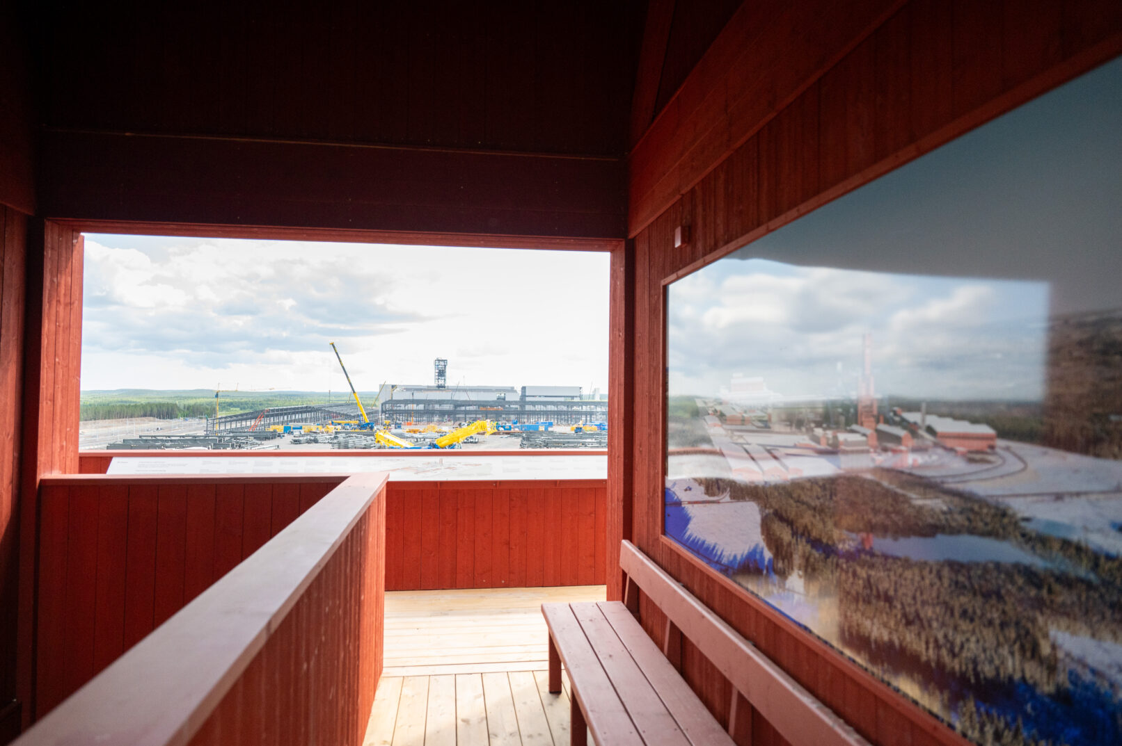 Utsikt från ett torn på ett stålverk under uppbyggnad.