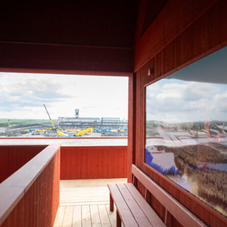 Utsikt från ett torn på ett stålverk under uppbyggnad.